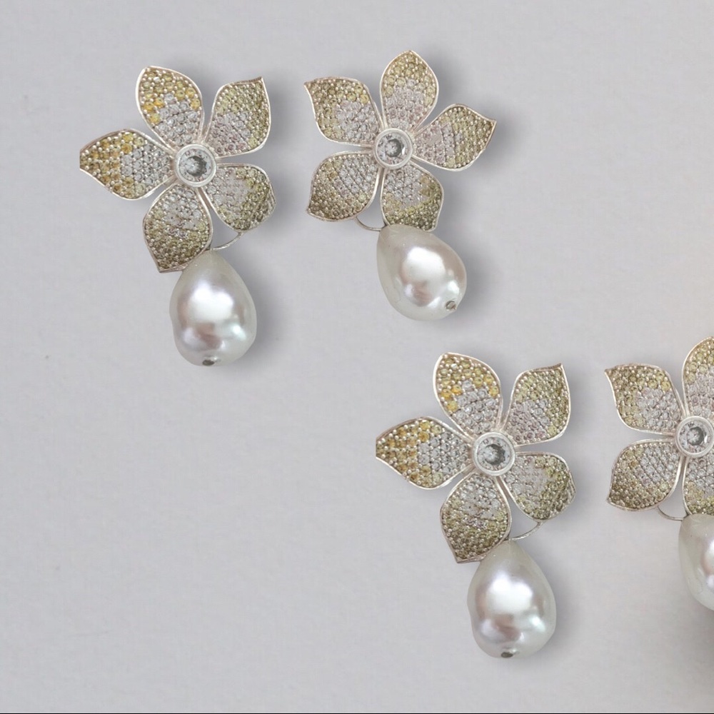 Green and white zircon  flower earrings with pearl